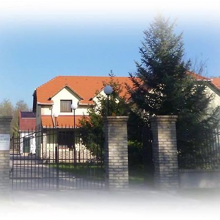 Kiraly Lovastanya Panzio Bed & Breakfast Janoshalma ภายนอก รูปภาพ