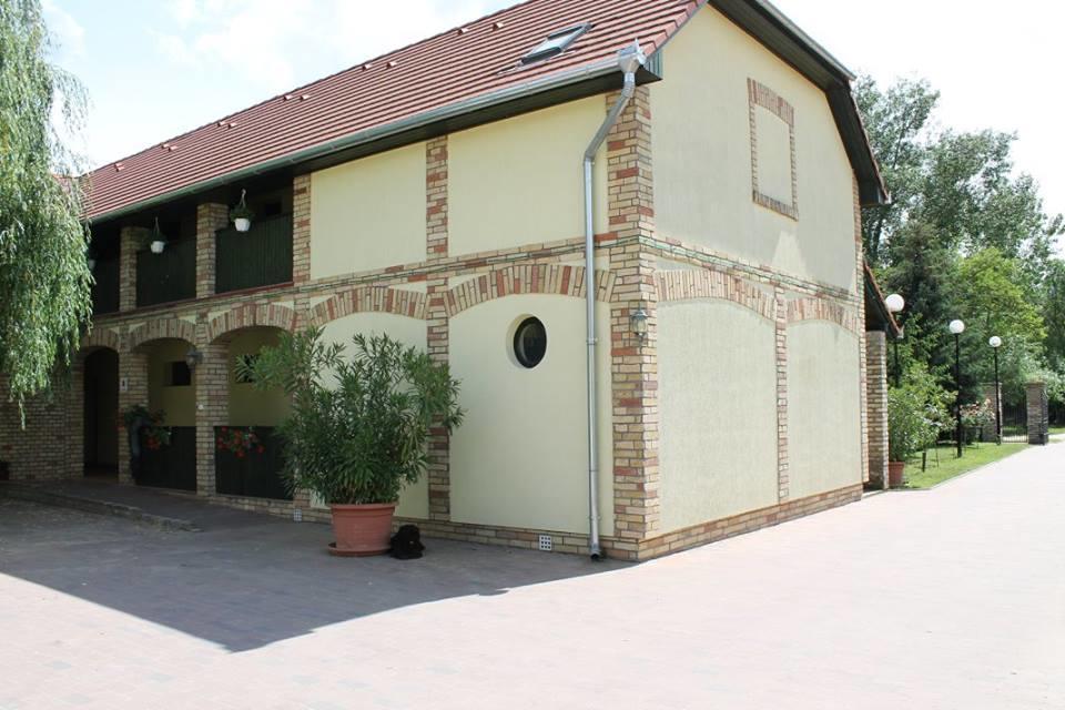 Kiraly Lovastanya Panzio Bed & Breakfast Janoshalma ภายนอก รูปภาพ